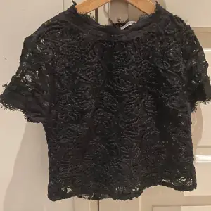 Snygg svart spetsblus från Zara med korta ärmar och dragkedja i ryggen. Perfekt för en festlig look. Har aldrig använt toppen men den är köppt på Sellpy för 10€. Har inte fått anvöndning av den då den är för liten på mig. Den är storlek S men tycker den passar bättre på XS