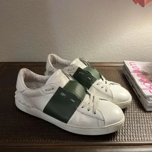 Valentino open gröna - Valentino open grön stripe - 43 fits 44/43,5 - 8.5/10 cond - no og- pris 2399kr -intresse =PM