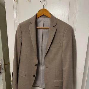 Beige Dressman Kavaj - Beige kavaj från Dressman, använd 1-2 gånger.