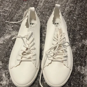 H&M skor - Helt nya H&M skor, rensar bara garderoben. 10/10 skick och pris kan diskuteras. Sköna att ha på sig. 