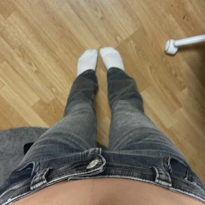 Low waist bootcut hm jeans - Snygga grå jeans med knappar fram och bakfickor med lock. Perfekta för en avslappnad stil. De har en klassisk passform och är tillverkade i ett slitstarkt material.