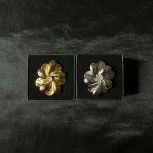 Blomformade ringar i guld och silver - Två blomformade ringar, en i guld och en i silver, man får en! Ligger på 140kr/st😍