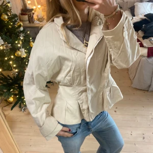 Beige kavaj / kappa med knappar - SUPER snygg tryck gärna på köp nu❤️❤️