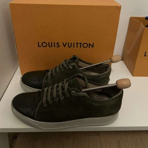 Lanvins  - Lanvins i mörkgrön med glans i helt okej skick lite defekt där framme därav pris riktigt snygg färg. Storlek 10 som motsvarar 44/45 dm för ytterligare information 