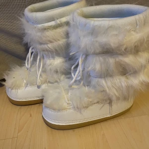 Y2k vinterskor  - Säljer då de nt är min stil längre, strl 35/36 mer åt 36 hållet. Använda ca 2 gånger.