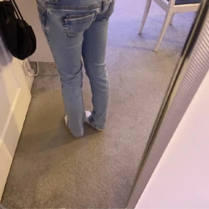 Blå jeans från Pepe - Snygga blå jeans från pepe med en klassisk femficksdesign. De har en normal passform och är perfekta för en avslappnad stil. Jeansen har en knappgylf och är tillverkade i ett slitstarkt denimtyg.