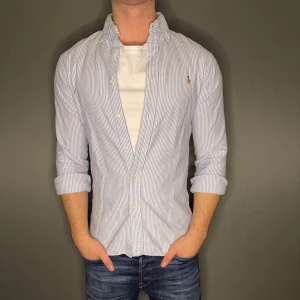 Ralph lauren skjorta - Hej säljer nu min fina Ralph Lauren skjorta i storlek S. Den är i nyskick och kommer vara otroligt snygg i höst/vinter. Nypris cirka 1500kr! Vi kommer att sälja liknande produkter nu närmare vinter så glöm inte följa profilen!🌊🍾