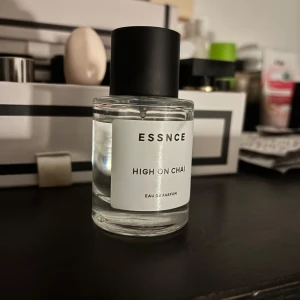 Essnce parfym high on chai - Passar inte mig tyvärr men luktar chai latte 🤎 kan tänka mig byta mot oh darling ❤️