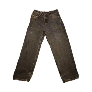 Baggy jeans - Feta baggy jeans från märket wasted, ser svarta ut på bilderna men de är blåa, har lite heelbite. Kom dm för frågor eller mått 📐(nypris 1000 ish)