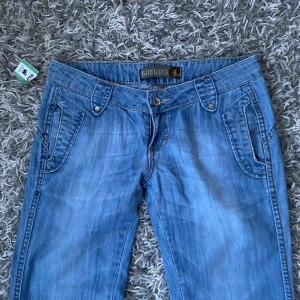 Lågmidjade jeans - Lågmidjade jeans med coola byxor, straight fit. Midjemått ca 40cm, ytterbenslängden ca 100cm