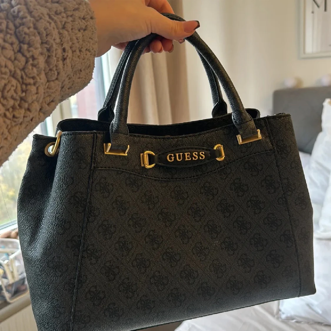 Handväska från GUESS (köpt på Zalando)