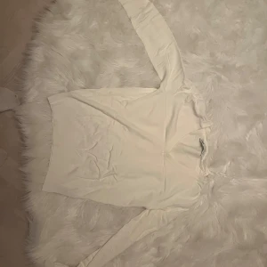 Vit långärmad topp från Zara - Säljer en stilren vit långärmad topp från Zara. Perfekt för lager-på-lager eller som den är. Enkel design som passar till det mesta. 🕊️-pris kan diskuteras och om du vill ha bild på får du skriva
