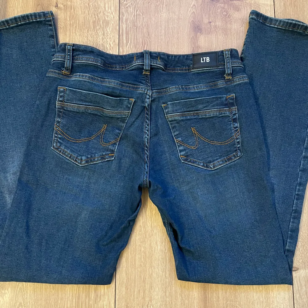 Snygga blå bootcut jeans från LTB med låg midja. Perfekta för en avslappnad stil. Tillverkad med en klassisk femficksdesign och subtila sömdetaljer på bakfickorna. W28/L30🙌🏻. Farkut & Housut.