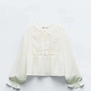 Vit blus från Zara  - Superfin vit blus från Zara ”kort blus med hålbroderier” i stl M, helt oanvänd