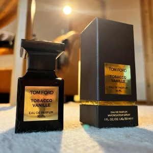 Tom Ford Tobacco Vanille EDP 30 ml  - Originalbox + kvitto ingår: Elegant och lyxig parfym från Tom Ford.  Flaskan rymmer 30 ml, ca 25 ml kvar. Nypris: 1780