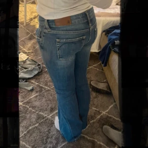 Blå bootcut jeans - Snygga blå bootcut jeans som jag själv fint och varsamt sytt om. Den har inga defekter och de sitter lågmidjat!🫶🏽. Midjemått 34 cm och jag är 161 cm lång