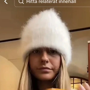 Vit Mohair mössa - Säljer en supermjuk och vit Mohair mössa som är helt oanvänd