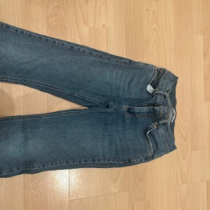 Blå jeansbyxor från Gina  - Snygga blå jeansbyxor med klassisk design och två fickor. De har en bekväm passform och är perfekta för vardagsbruk. Dragkedja och knapp framtill för enkel stängning. Jättefin lågmidjade finns inte att köpa på Gina längre men verkligen ett bra fynd🩷