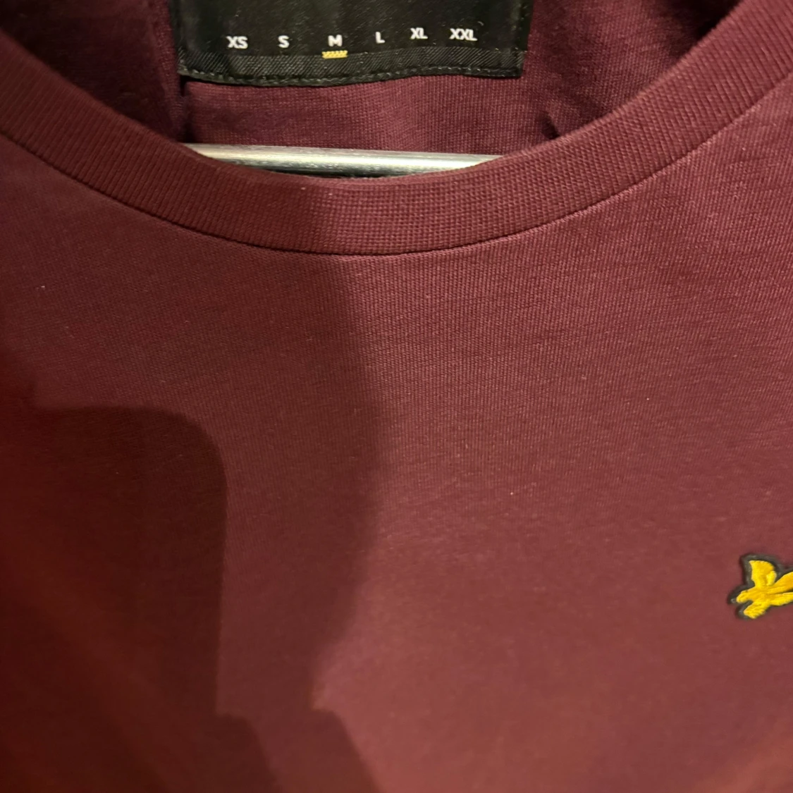 Vinröd t-shirt från Lyle & Scott - 91