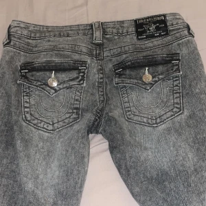 True religion - Helt helt nya oanvända jeans från Nelly råkade dra av prislappen så går inte att lämna tillbaks köpte för 1300. Taggar prislappen följer med såklart