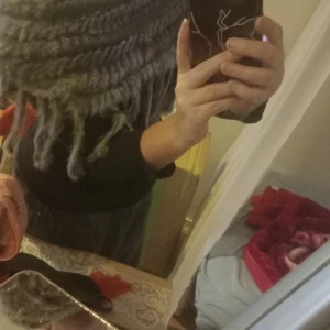 Grå poncho med fransar från Soyaconcept - Snygg och mysig grå halsduk/ponco från Soyaconcept med fransar. Perfekt för att hålla dig varm under kyliga dagar. Pälsen är kanin och storlek är one size jag har storlek s och den passar mig