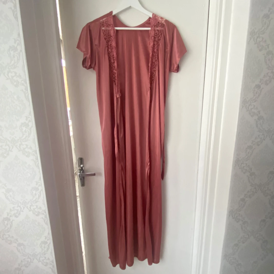 Rosa kimono med spetsdetaljer - 91