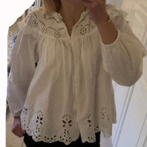 Zara blus - En jättefin blus ifrån Zara. Första bilden är min och andra är lånad. Lite olika ljus så därför ser den ljusare ut på ena och lite mörkare ut på andra. Den har inga defekter och är använd endast ett fåtal gånger💗