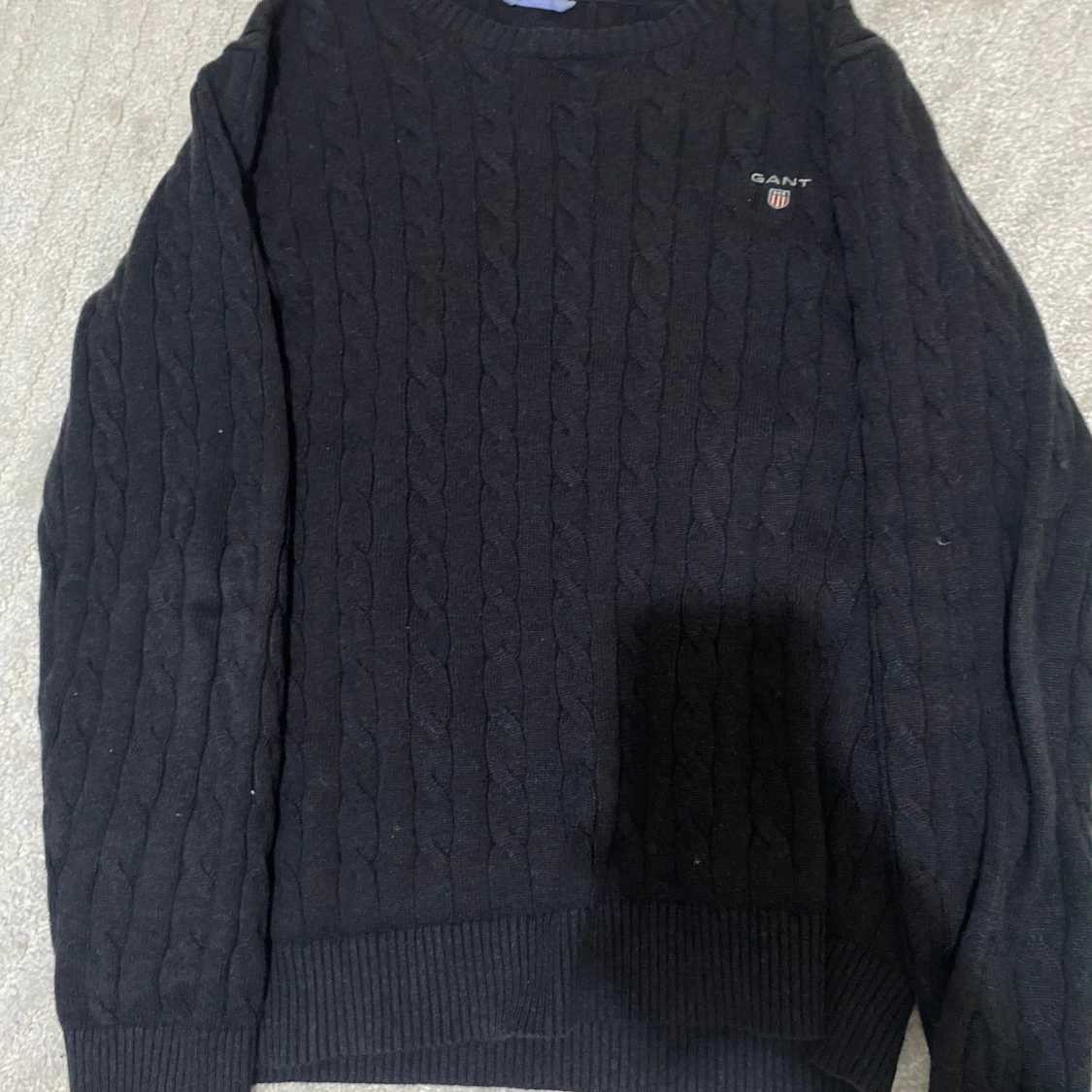 Svart kabelstickad tröja från GANT