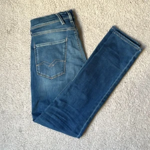 Blåa replay jeans - Snygga blå jeans. Perfekta för en avslappnad stil. De har en rak passform och är tillverkade i slitstarkt denim.