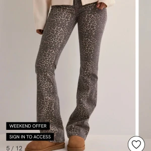 Leopard jeans från Nelly  - SÅLDA! Säljer dessa leopard print jeansen från Nelly, dösnygga i storlek 32, säljer dom för att jag råkade köpa en för liten storlek, aldrig använda och har fortfarande prislappen kvar. Ordinarie pris är 700kr! 