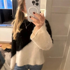 & Other Stories stickad tröja - Trendig stickad tröja i svart och vitt från & Other Stories❣️säljes endast vid bra bud då jag är osäker om jag vill sälja