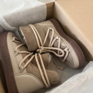 Beiga inuikii boots  - Intresserekoll på mina inuikii boots i brun/beige färg. Skorna är i väldigt fint skick, är öppen för bud alternativt byte mot ett par inuikii sneekers (kan tänka mig att lägga till kostnad i sådant fall) 💝