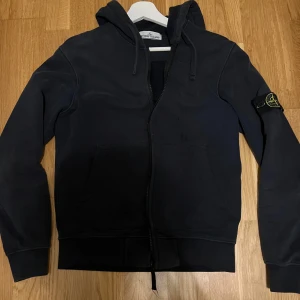 Mörkblå huvtröja från Stone Island - Hej säljer en mörkblå zip up  Stone Island size S