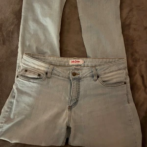 Ljusblå jeans - Ljusblå low waist bootcut jeans. Storlek 40. Använda 1 gång🥰såg att det var några fläckar längst ner på benen på sista bilden, har inte sätt det innan så inget man lägger märke till.