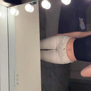 Jeans vit - Vita jeans med medium waist! Sitter bra och är i stretchigt material, man ser ej igenom dom!🫶🏼 Fick dom av mamma någon sommar men blev aldrig att jag använt dom och inte mamma heller! Väldigt fint skick🫶🏼STORLEK: XS/30🫶🏼 Skicka privat för mått😊