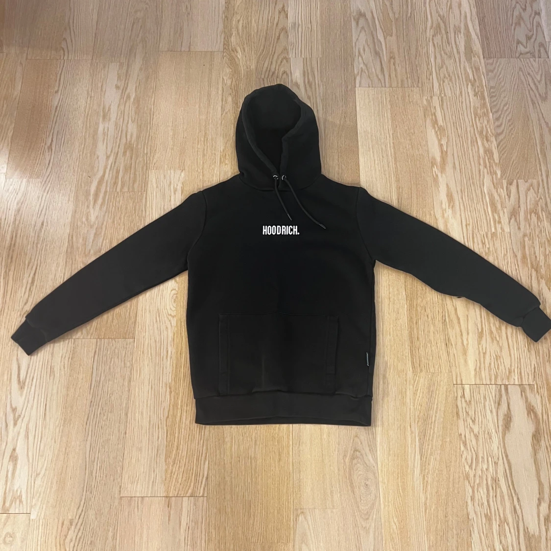 Svart hoodie och byxor från Hoodrich