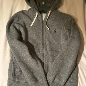 Polo Ralph Lauren Hoodie - Säljer en snygg och bekväm grå polo hoodie. Gamla eftertrakade modellen i sällsynta alaskan heather färgen. nypris: 2295:- + slutsåld.