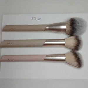 Sminkborstar från FLAER - Säljer ett set med sminkborstar från FLAER. Hela setet 199. Setet innehåller olika borstar för ansikte och ögon. Perfekt för att applicera foundation, rouge och ögonskugga. Stora borstar 35kr styck, mellanstora 25kr styck och små 20kr styck. Bra skick, väldigt lite använda.