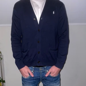 Ralph lauren cardigan - Säljer denna feta Ralph lauren cardigan i storlek M. Skriv vid frågor och funderingar