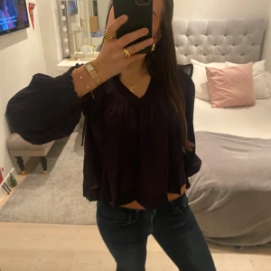 Svart blus - Jag säljer den här söta svarta blusen från Gina tricot för att jag inte får användning av den. Pris kan diskuteras💖