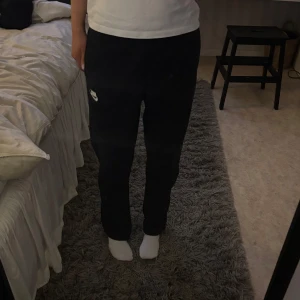 Svarta mjukisbyxor från Nike - Hej! Säljer då dom inte kommer till användning, skicket är som nytt och har inga skador på sig. Strl S, passar mig som är 168💗