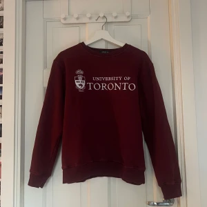 Vinröd sweatshirt från University of Toronto - Säljer en vinröd sweatshirt med tryck.! Tröjan är varm och tjockt material, supermysig!😍