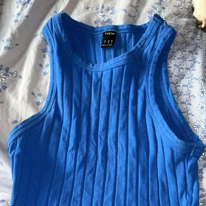 Blå ribbad linnetopp  - Snygg blå ribbad linnetopp från Shein i storlek S. 