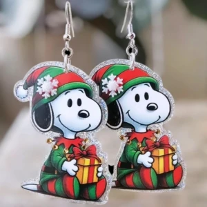 Julörhängen med Snoopy  - Charmiga örhängen med Snobben figur klädd i julkläder. Örhängen är gjorda i akryl och rostfritt stål. Stora och mycket lätta.. Perfekta för att sprida julstämning!