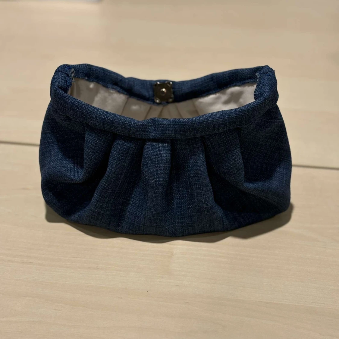 Blå clutchväska i denim tyg 