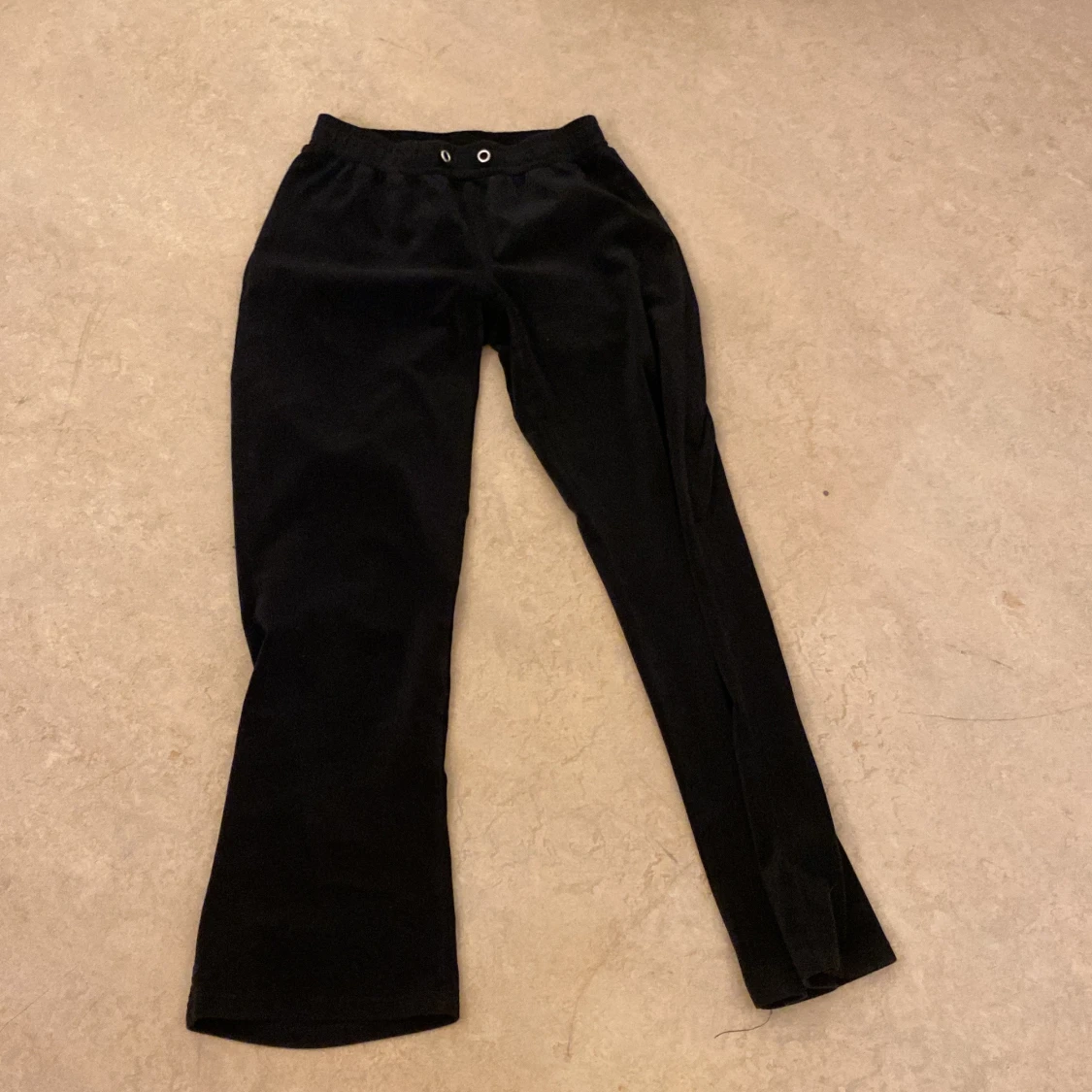 Svart hoodie och byxor i mjukt material - 92