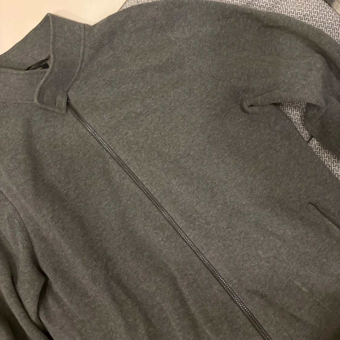 Grå ziptröja från Massimo Dutti - 90