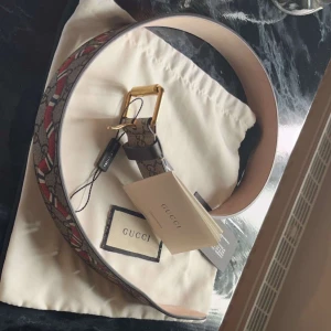 Mönstrat bälte från Gucci - Helt ny Gucci bälte köpte den från tradera äkta såklart kvitto fin säljer den för att den va för liten för mig och den är 98 cm.