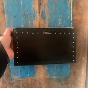 Kuvert väska Furla  - Stilren kuvert väska från Furla, endast använd ett fåtal gånger 