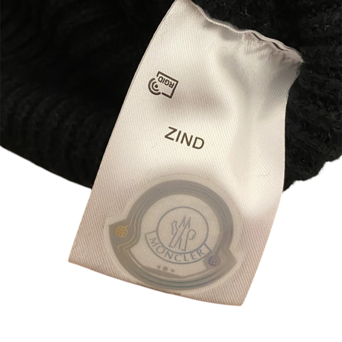 Svart mössa från Moncler - 90